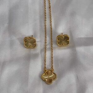 Elegant Gold Clover Jewelry Set